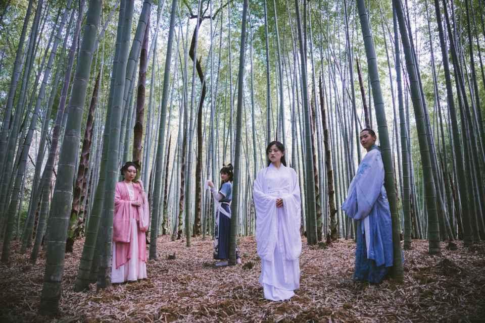逃出轿车的女孩